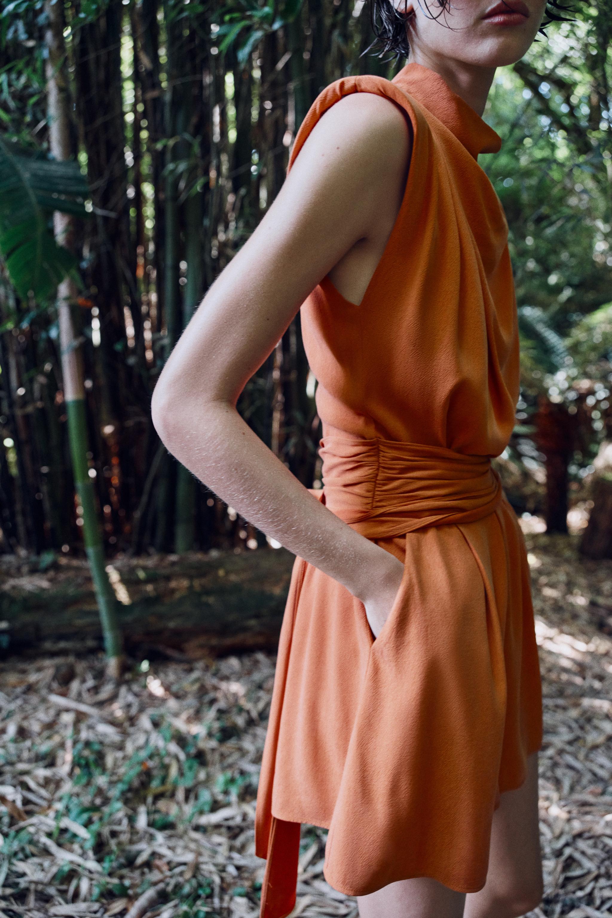COMBI-SHORT AVEC CEINTURE ET ÉPAULETTES